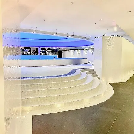 Hanza Tower Apartment *